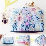 Neszesszer, ék oldalú, pasztell, rózsaszín virágos 