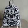Népi motívumokkal hátitáska 