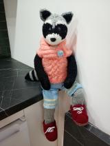 Kézzel kötött amigurumi mosómedve