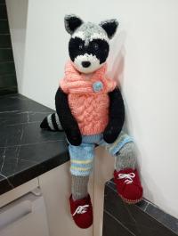 Kézzel kötött amigurumi mosómedve