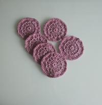 Mályva színű poháralátét.