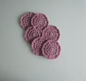 Mályva színű poháralátét.